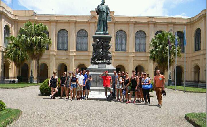 Mostrar Córdoba a turistas y estudiar con tenacidad