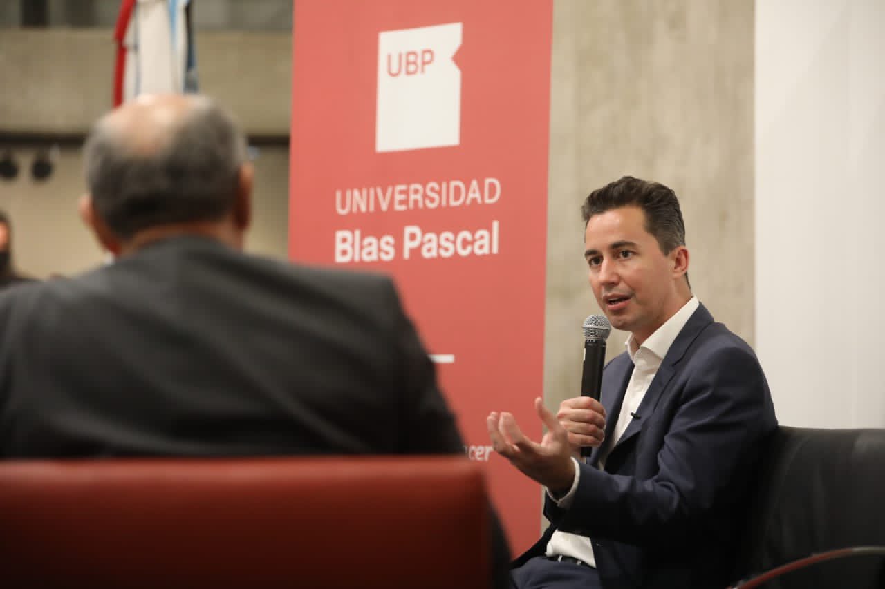 Manuel Calvo visitó a la UBP para disertar sobre ciudades inteligentes