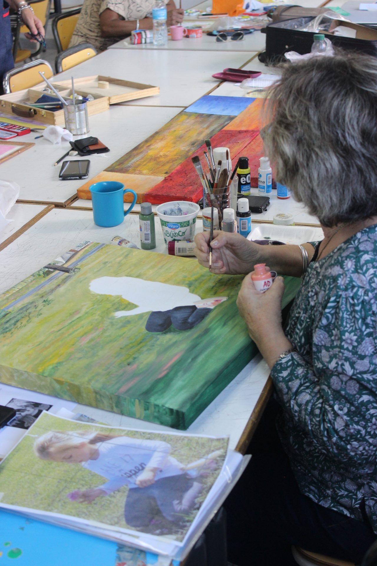 Entre lienzos y colores, una tarde de pintura con Aulauniversitaria